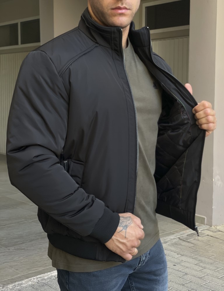 Ανδρικό μαύρο μπουφάν με γιακά και λάστιχο HM480930 φωτογραφία